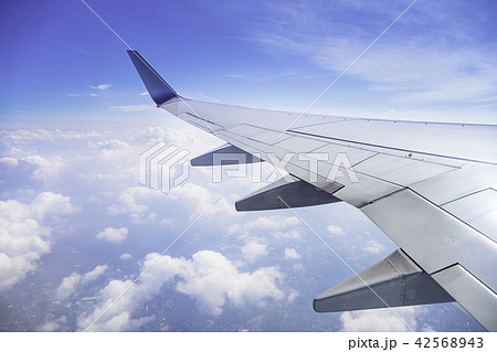飛行機の窓からの景色の写真素材