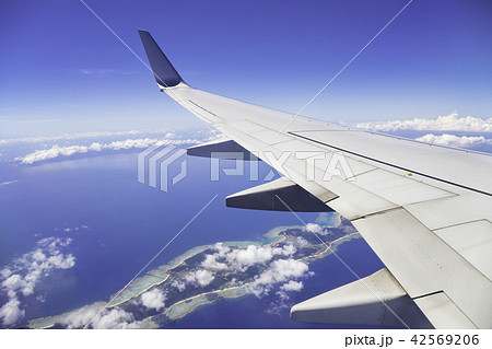 飛行機の窓からの景色 まもなく那覇空港に着陸 の写真素材