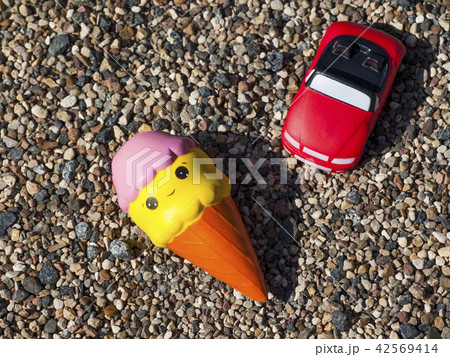 ice-cream car toy beach 42569414