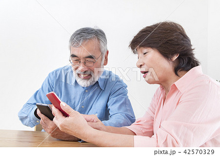 スマホの使い方に苦戦するシニア夫婦 42570329