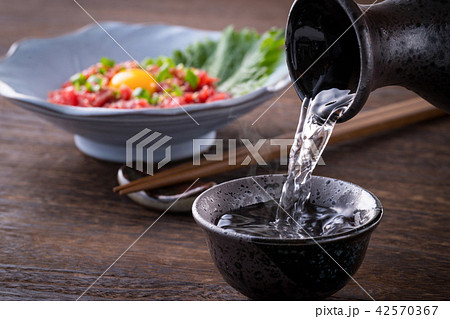 日本酒と馬肉ユッケ 42570367