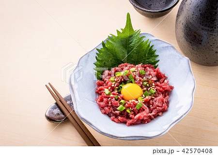 馬肉ユッケ 42570408