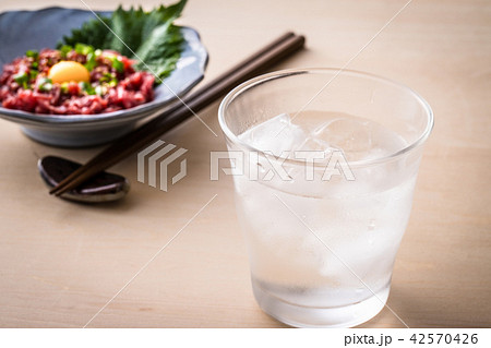 焼酎と馬肉ユッケ 42570426