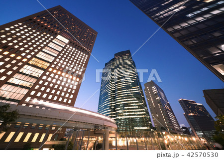 日本の東京都市景観　汐留の超高層ビル群(夜景） 42570530