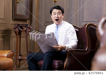 ビジネスマン 新聞 驚き 42570841