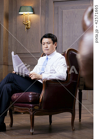 ビジネスマン 社長 新聞 42571665