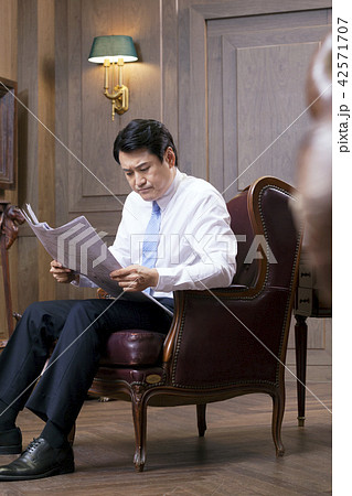 ビジネスマン 新聞 男 42571707