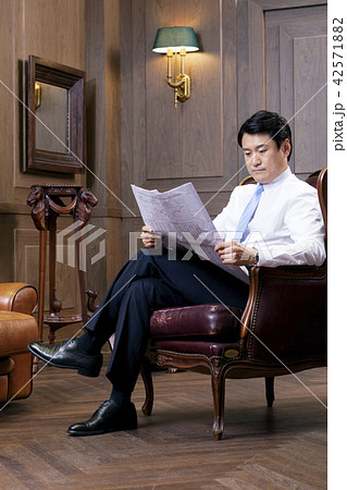 ビジネスマン 社長 新聞 42571882