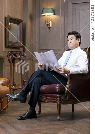 ビジネスマン 社長 新聞 42571883