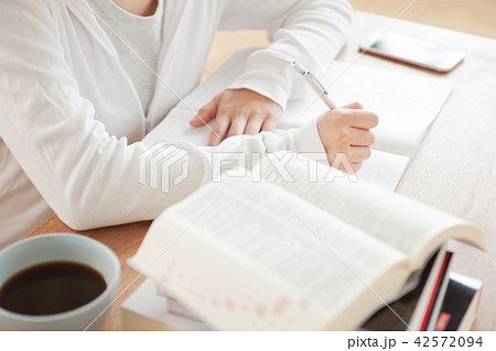 資格勉強する女性 42572094