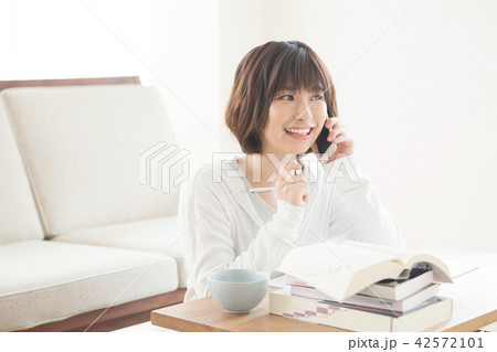 資格勉強する女性 資格勉強する女性 42572101