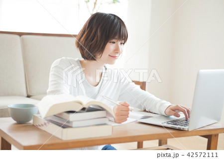 資格勉強する女性 42572111