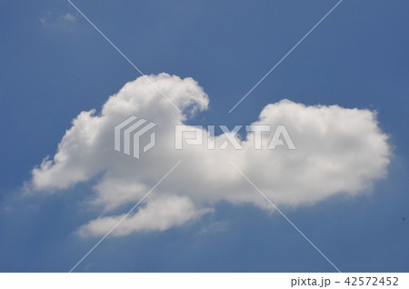 青空にバットマン現る バットマン形の雲 涌き雲バットマン 青空にバットマン現る バットマン形の雲 涌き雲バットマン 42572452