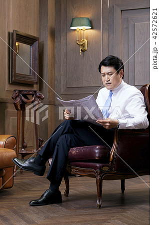 ビジネスマン 社長 新聞 42572621
