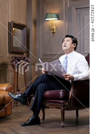 ビジネスマン 新聞 男 42572625