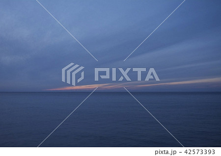 五能線からの日本海夕景 42573393