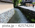 金沢市内の武家屋敷周辺を流れる堀川 42574202