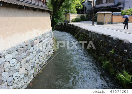 金沢市内の武家屋敷周辺を流れる堀川 42574202