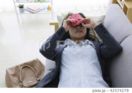 疲れている若い女性　体調が悪い若い女性　ビジネスウーマン　疲れ　体調不良　セルフマネジメント 42574279