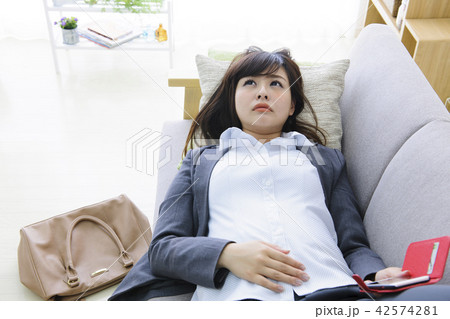 疲れている若い女性 体調が悪い若い女性 ビジネスウーマン 疲れ 体調不良 セルフマネジメント 疲れている若い女性 体調が悪い若い女性 ビジネスウーマン 疲れ 体調不良 セルフマネジメント 42574281