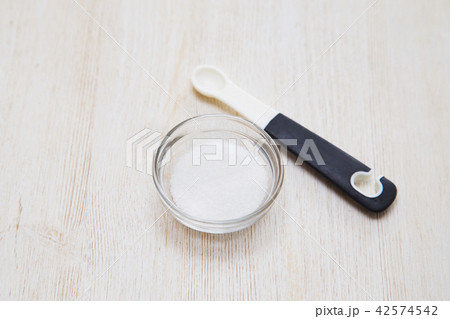 白い粉末と計量スプーン 42574542