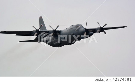アメリカ空軍のC-130輸送機 42574591
