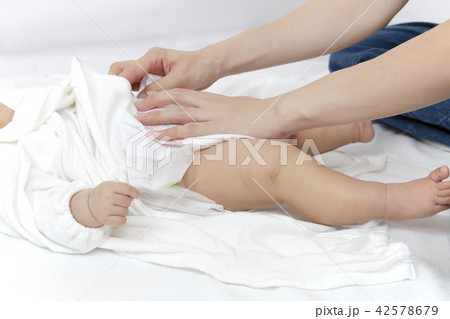 オムツ交換の手順-13　新しいオムツのテープを留める 42578679