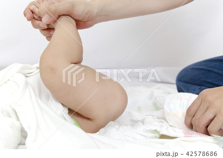 オムツ交換の手順-9　汚れたオムツを取り除く 42578686