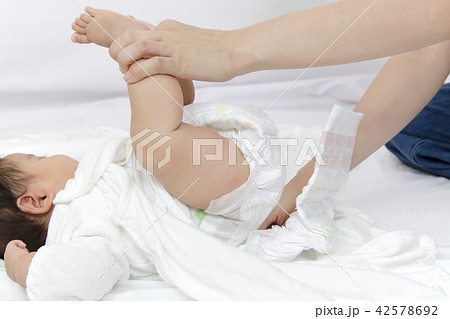 新生児　オムツ交換の手順-3　新しいオムツをお尻の下に敷く 42578692