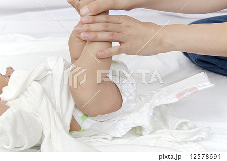新生児 オムツ交換の手順-3 新しいオムツをお尻の下に敷く 新生児 オムツ交換の手順-3 新しいオムツをお尻の下に敷く 42578694