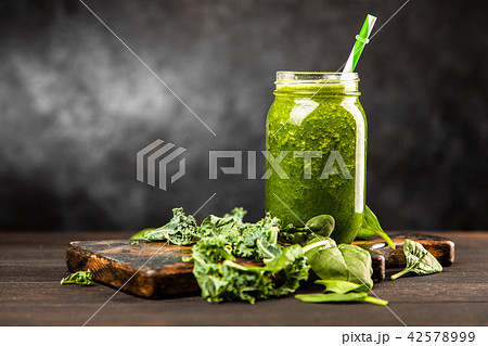 Spinach and kale smoothie 42578999
