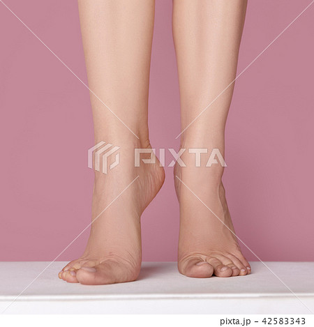 bare feet of a woman 42583343