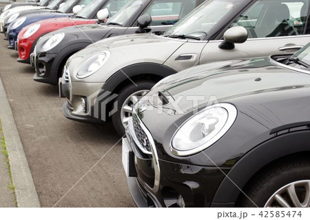 販売店に並ぶクルマ　輸入車 42585474