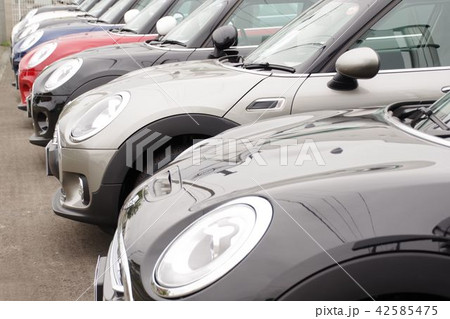 販売店に並ぶクルマ　輸入車 42585475