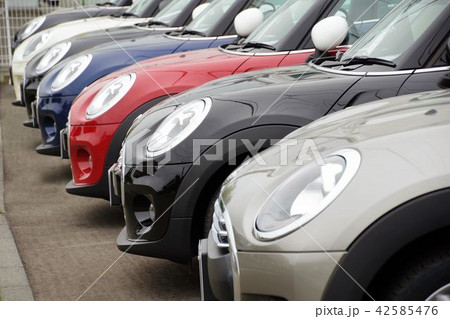販売店に並ぶクルマ 輸入車 販売店に並ぶクルマ 輸入車 42585476