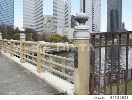 淀川水系の第二寝屋川（大川）にかかる新鴫野橋（大阪市中央区） 42585633