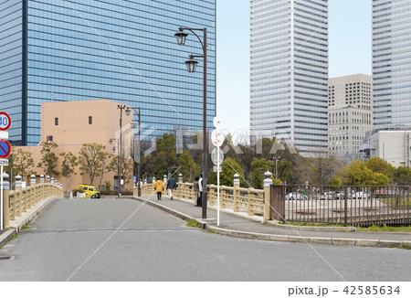 淀川水系の第二寝屋川（大川）にかかる新鴫野橋（大阪市中央区） 42585634