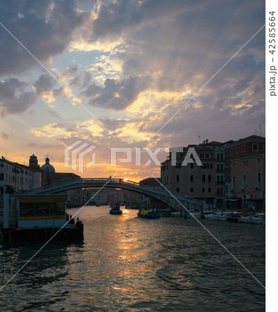 ベニス　スカルツィ橋から見る日の出 42585664