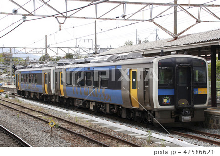 小淵沢駅に停車中の小海線キハE200形 小淵沢駅に停車中の小海線キハE200形 42586621