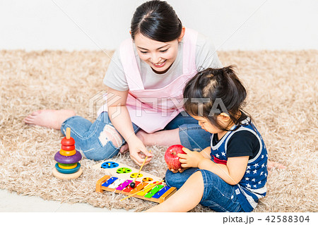 保育士と子ども 保育士と子ども 42588304