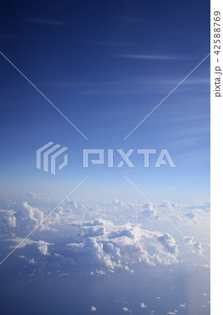 穏やかな夏の午後、小笠原周辺の太平洋上に発生した雲海を上空から見る 穏やかな夏の午後、小笠原周辺の太平洋上に発生した雲海を上空から見る 42588769