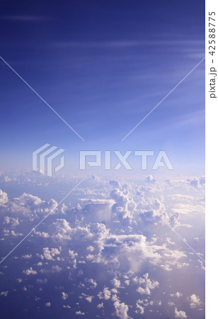 穏やかな夏の午後、小笠原周辺の太平洋上に発生した雲海を上空から見る 穏やかな夏の午後、小笠原周辺の太平洋上に発生した雲海を上空から見る 42588775