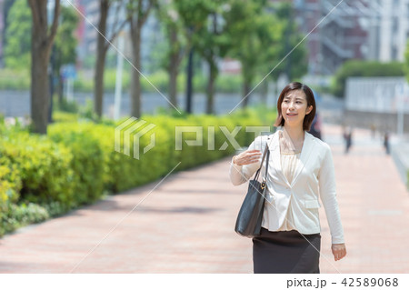 ビジネス街を歩く女性 オフィスレディ 出張中 新緑 OL ビジネス スーツ ポートレート リクルート ビジネス街を歩く女性 オフィスレディ 出張中 新緑 OL ビジネス スーツ ポートレート リクルート 42589068