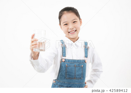 小学生 子供 グラス 42589412