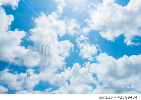青空 空 雲 背景 背景素材の写真素材