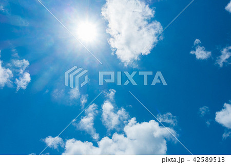 青空 太陽 空 雲 背景 背景素材の写真素材