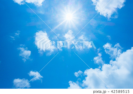 青空 太陽 空 雲 背景 背景素材の写真素材