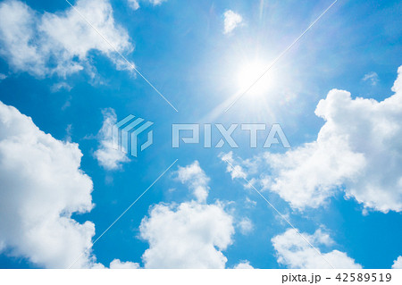 青空 太陽 空 雲 背景 背景素材の写真素材