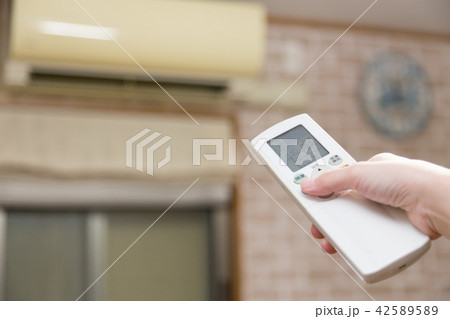 エアコンをつける 電源を入れる エアコンをつける 電源を入れる 42589589