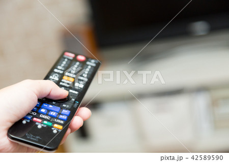 テレビの電源を入れる女性 テレビの電源を入れる女性 42589590